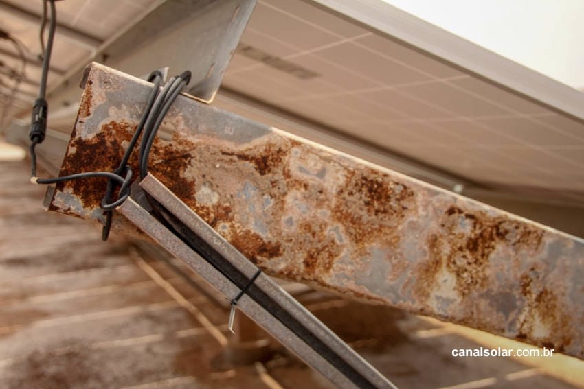 Corrosión en estructuras metálicas de sistemas solares